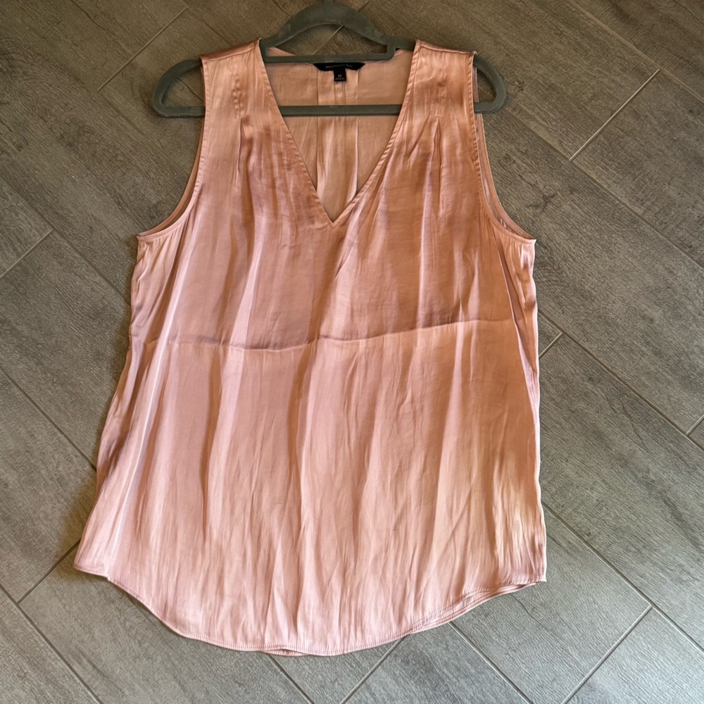 Banana Republic Satin Warm Blush Pink V-Neck Sleeveless Blouse NWOT-Size M